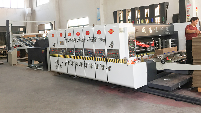 仁成紙箱印刷機(jī)印刷精度高，印刷色帶，小字網(wǎng)點(diǎn)效果好